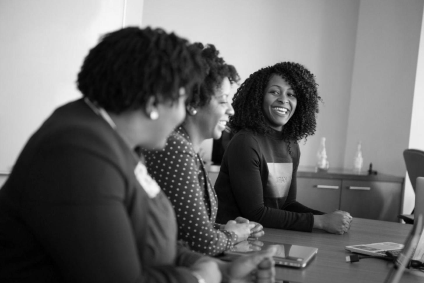 Groupe de participants travaillant sur une analyse financière collaborative